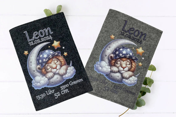 Filzhülle fürs U-Heft mit träumendem Löwenbaby auf Wolken und Mond, umgeben von Sternen.