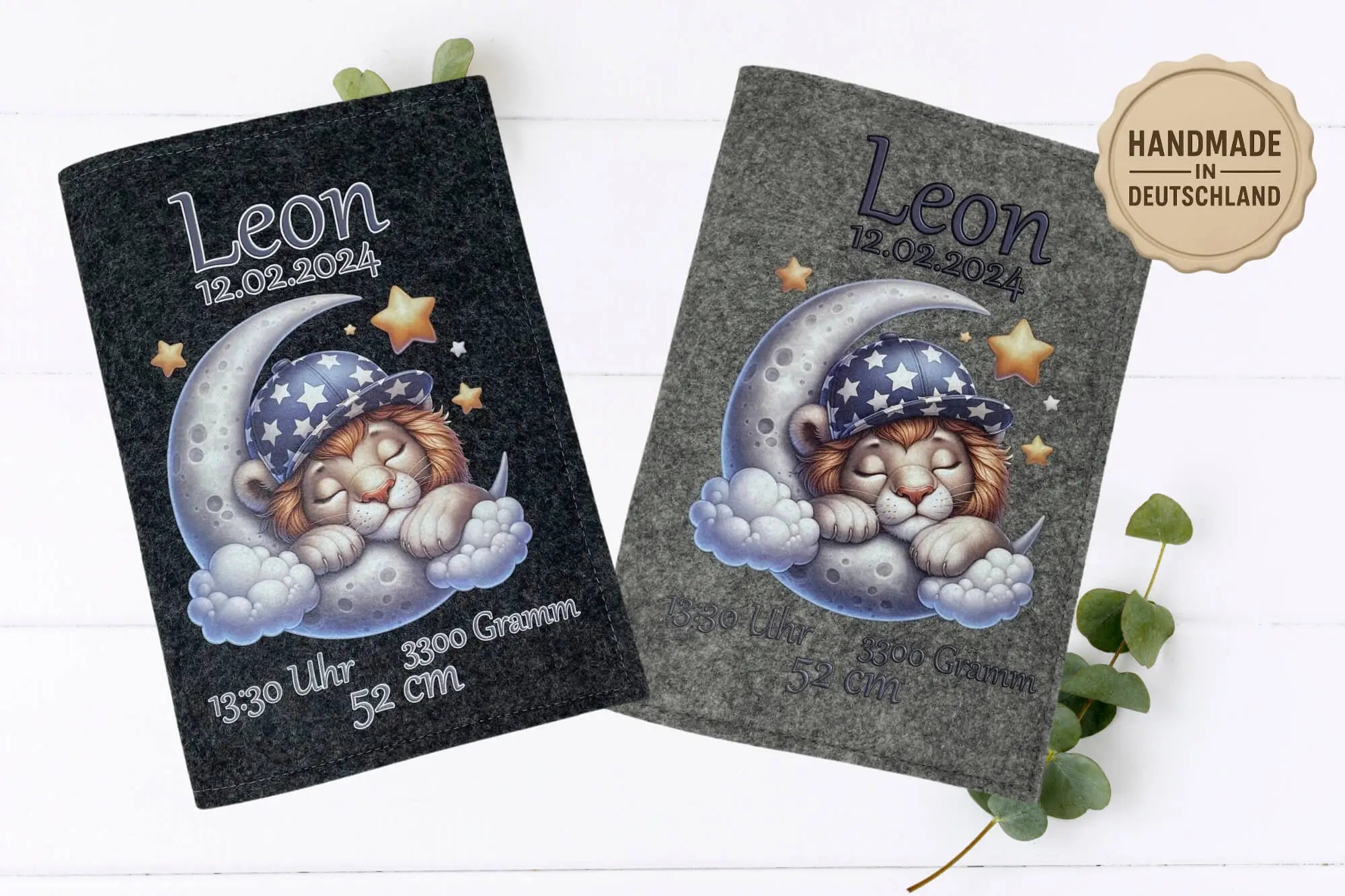 Graue U-Heft-Hülle mit liebevoll gestaltetem Nachtmotiv: Löwe mit Schlafmütze ruht auf einem Mond.
