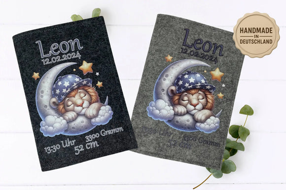 Graue U-Heft-Hülle mit liebevoll gestaltetem Nachtmotiv: Löwe mit Schlafmütze ruht auf einem Mond.