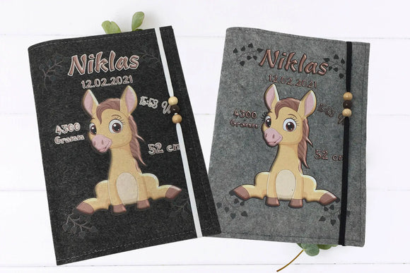 Personalisierte U-Heft-Hülle aus grauem Filz mit fröhlichem Pferdemotiv und Herzspuren