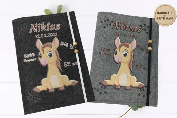 Graue Filzhülle fürs U-Heft mit liebevoll gezeichnetem Pferdchen und aufgedruckten Geburtsdaten