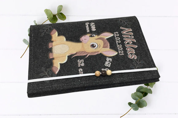 Kindgerechte U-Heft-Hülle mit sitzendem Pferd im Cartoonstil – ideal als Geburtsgeschenk.