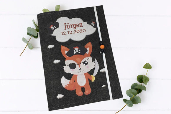 Filzhülle für das Untersuchungsheft mit Comic-Fuchs als Seeräuber, Säbel und Augenklappe.