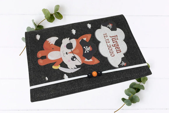 Kindgerechte U-Heft-Hülle mit lustigem Fuchs im Piratenlook und dekorativem Sprechblasenfeld für Geburtsdaten.