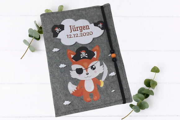 Niedlicher Piratenfuchs mit schwarzem Hut und Schwert auf grauer U-Heft-Hülle mit elastischem Gummiband.