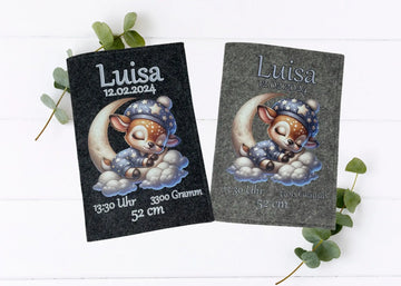 Zwei U-Heft-Hüllen mit schlafendem Rehkitz auf Wolke und Halbmond – in Hellgrau und Dunkelgrau erhältlich.