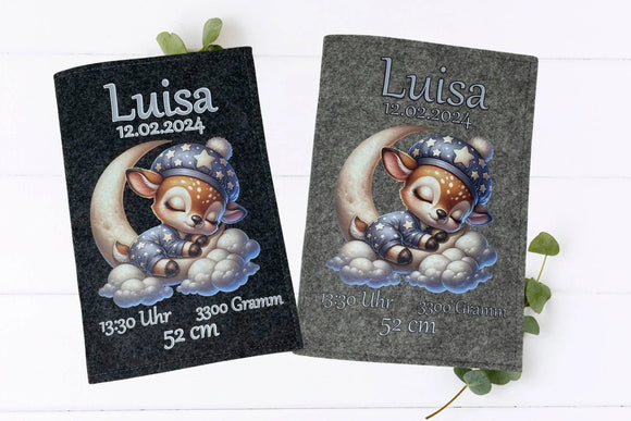 Personalisierte U-Heft-Hülle mit Rehkitz im Schlafanzug auf dem Mond – ideal zur Geburt oder Taufe.