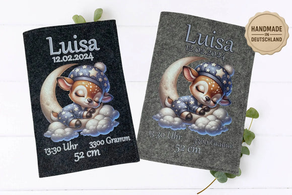 Schlafendes Rehkitz mit Mütze auf einer Wolke – U-Heft-Hülle aus Filz in zwei Farben