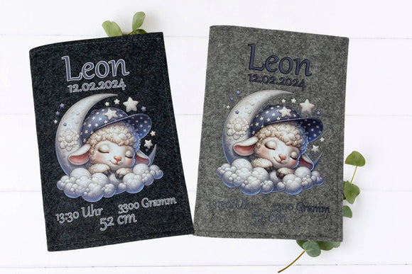 Filzhülle fürs U-Heft mit süßem Schäfchenmotiv: Schaf mit Schlafmütze auf Mond, umgeben von Sternen und Wolken.