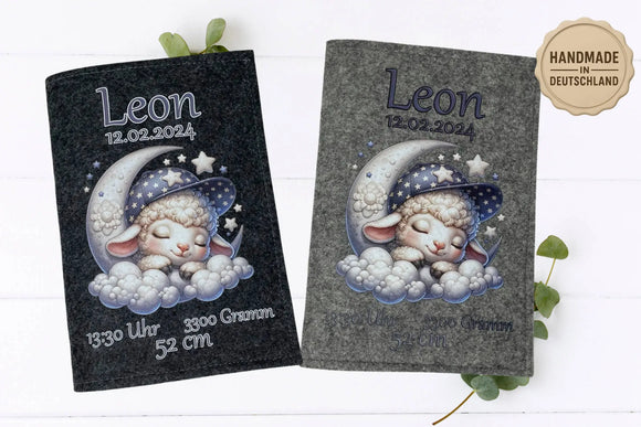 U-Heft-Hülle mit flauschigem Schaf, das auf einer Mondsichel ruht – liebevoll illustriertes Design.