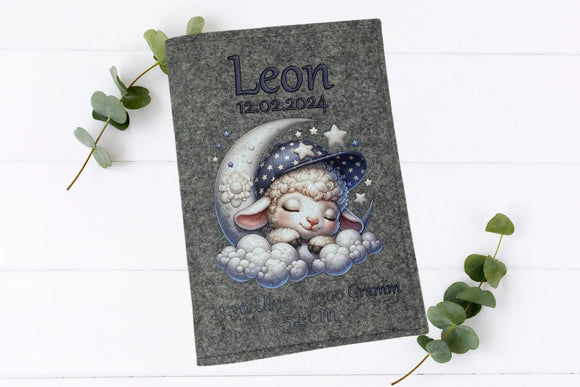 Schäfchen mit Sternenmütze auf Mond und Wolken – verspieltes Motiv auf personalisierbarer U-Heft-Hülle.