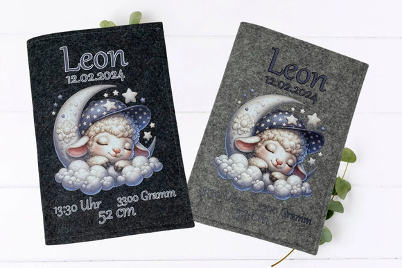 Illustrative Filzhülle fürs U-Heft mit schlafendem Lamm und Nachtmotiv – ideal als Geschenk zur Geburt.
