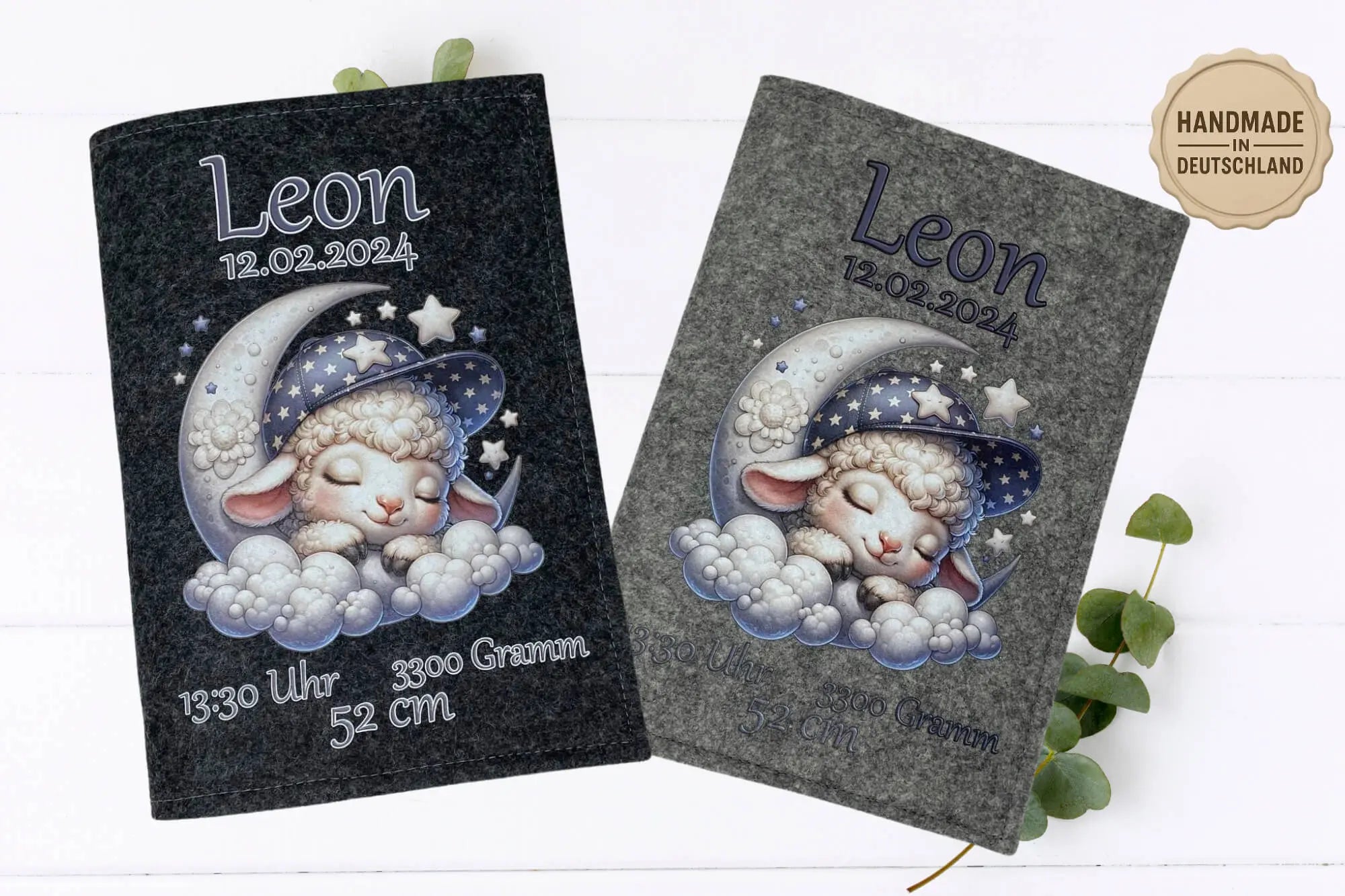Weiche Filzhülle mit Schäfchenmotiv auf Mond, gestaltet mit liebevollen Details wie Wolken und Sternchen.