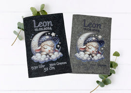 Personalisierte U-Heft-Hülle aus grauem Filz mit schlafendem Schäfchen auf Mondsichel und Sternenhimmel.