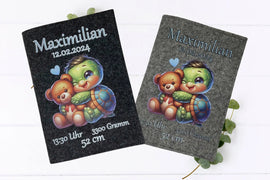 Personalisierte U-Heft-Hülle aus Filz mit niedlichem Motiv einer kleinen Schildkröte und einem Teddybären.