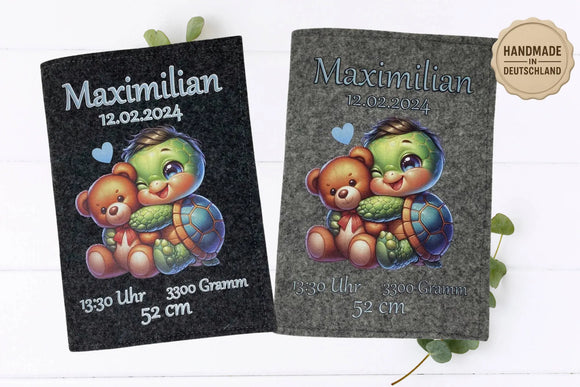 Liebevoll gestaltete U-Heft-Hülle mit kindlichem Motiv: Schildkrötenbaby kuschelt Teddybär.
