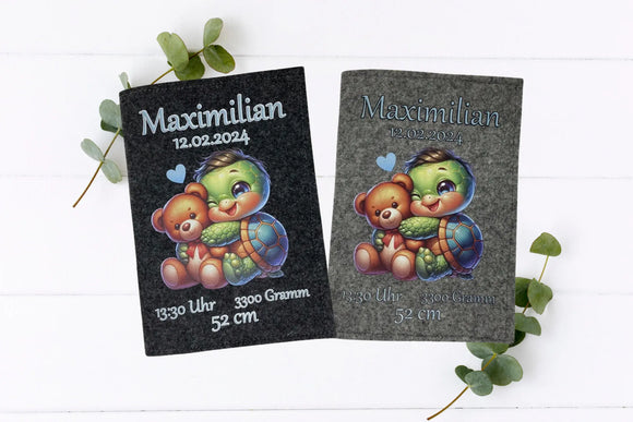 Niedliche U-Heft-Hülle mit bunter Schildkröte und Plüschtier auf grauem Filz, liebevoll personalisiert.