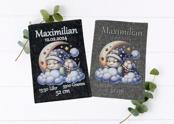 U-Heft-Hülle mit schlafender Schildkröte auf Wolken – traumhaftes Design mit Halbmond und Sternchen.