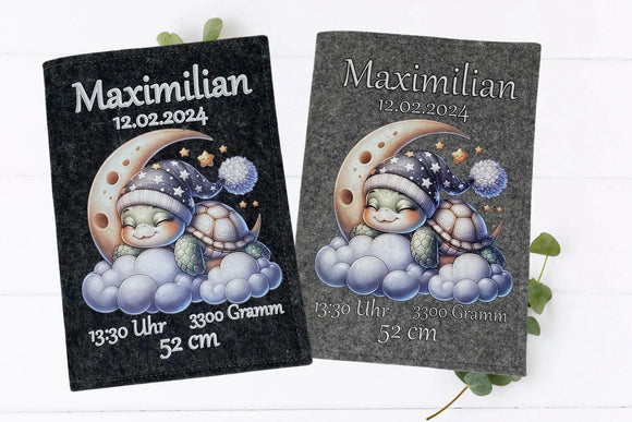 Filzhülle fürs U-Heft mit niedlicher Schildkröte im Schlafanzug unter Sternenhimmel – Geschenk zur Geburt.