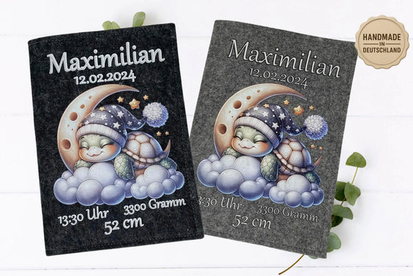 Graue Filzhülle mit träumender Schildkröte auf Wolken – liebevolle Illustration mit Nachtmütze & Mondsichel.