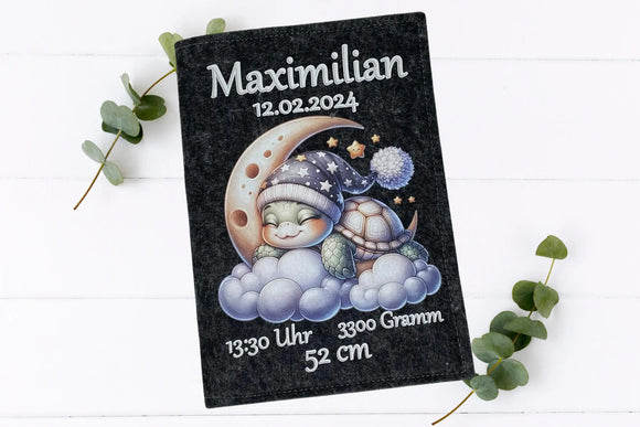 Handgemachte U-Heft-Hülle mit kuscheliger Schildkröte auf dem Mond – perfekt für Jungen und Mädchen.