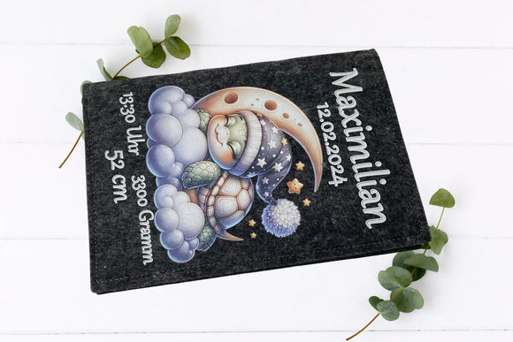 Baby-Schildkröte mit Schlafmütze auf Filzhülle – U-Heft-Hülle mit verträumtem Nachtmotiv in Grau & Blau.