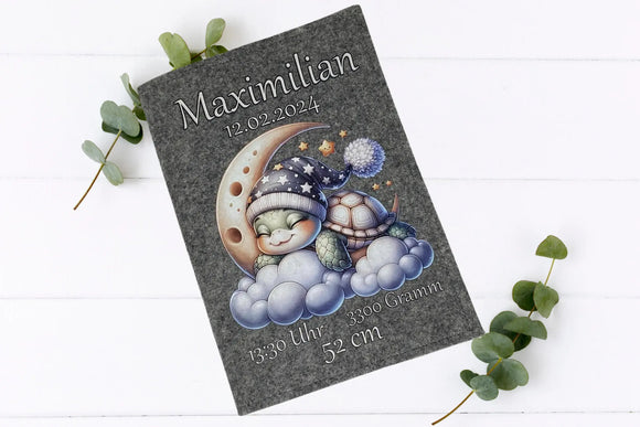 Wolken, Mond & schlafende Schildkröte – zauberhafte U-Heft-Hülle mit liebevollen Details.