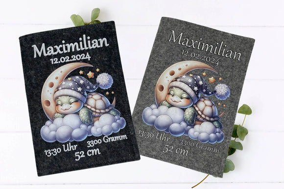 U-Heft-Hülle mit weicher Illustration einer Schildkröte unter dem Mond – handgefertigt & personalisierbar.