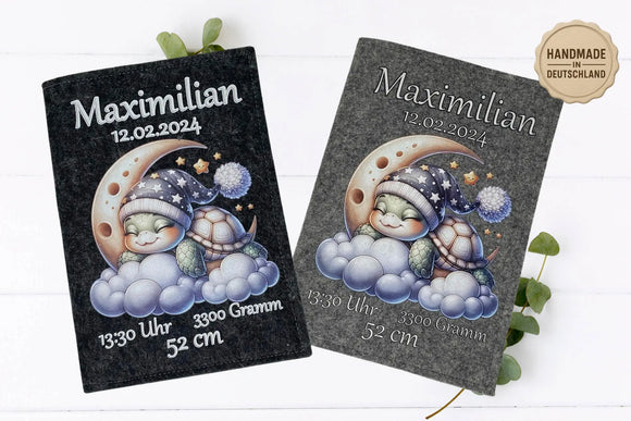 Sanfte Tierillustration mit schlafender Schildkröte, Mütze, Halbmond & Wolken – perfekte Geschenkidee zur Geburt.