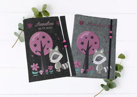 Personalisierte U-Heft-Hülle aus anthrazitfarbenem Filz mit süßem Waschbär und lila Baum.