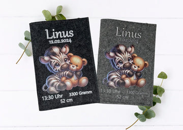 U-Heft-Hülle aus Filz mit Zebra und Kuschelteddy – personalisiertes Babygeschenk zur Geburt.