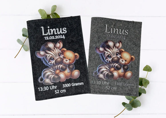 U-Heft-Hülle aus Filz mit Zebra und Kuschelteddy – personalisiertes Babygeschenk zur Geburt.