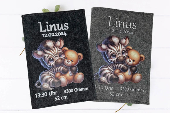 Süßes Zebra kuschelt mit Teddybär – liebevoll gestaltete U-Heft-Hülle für Mädchen und Jungen.