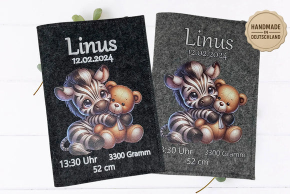 Handgefertigte Filzhülle fürs U-Heft mit Zebra & Bär – niedliches Motiv für Neugeborene.