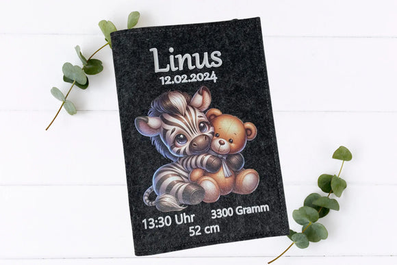 Baby-U-Heft-Hülle mit Zebra und Teddybär – originelles Geschenk zur Taufe oder Geburt.