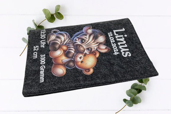 U-Heft-Hülle mit Zebra im Kuschel-Look und Teddybär – sanfte Farben und liebevolles Design.