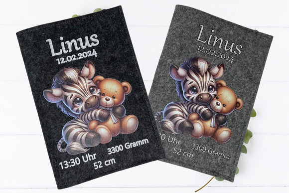 Tierisch süße U-Heft-Hülle mit Zebra und Bärchen – Geschenkidee zur Babyparty oder Geburt.