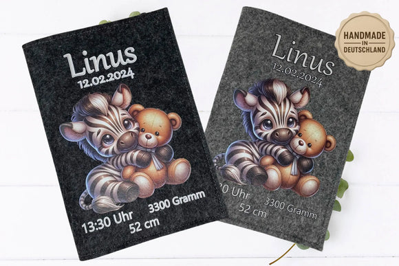 Zebra mit Teddybär auf grauer Filzhülle – originelle U-Heft-Tasche für kleine Weltentdecker.