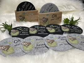 Filz Untersetzer mit Faultier und witzigem Kaffeespruch „Ok, aber erst Kaffee“ auf hellgrauem Filz