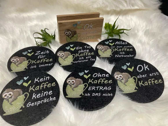 Filz Untersetzer mit schwarzem Hintergrund und Spruch „Ein Tag ohne Kaffee ist wie … keine Ahnung“