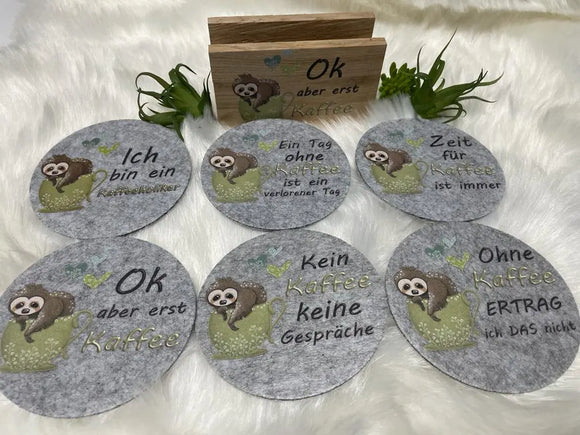 Hellgrauer Filz Untersetzer mit Faultier und Text „Zeit für Kaffee ist immer“ – humorvoll & praktisch