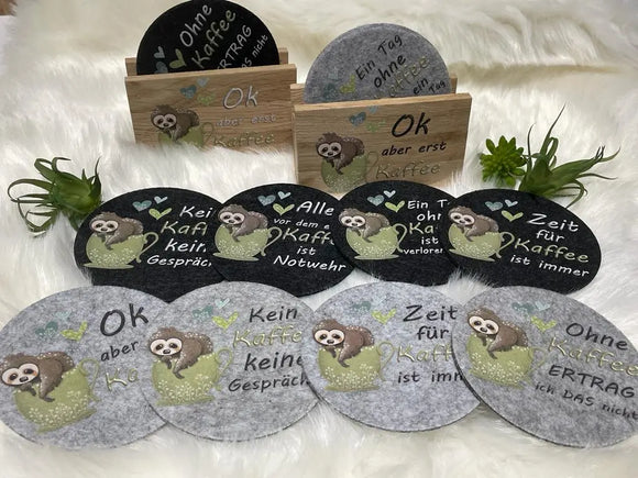 8-teilige Filz Untersetzer-Sammlung mit humorvollen Kaffeesprüchen und süßem Faultier-Motiv