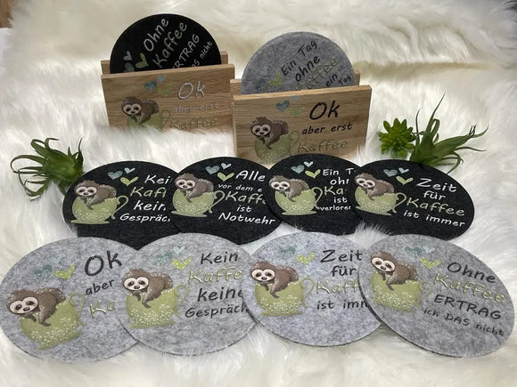 Kaffeegeschenk-Set: Filz Untersetzer mit Sprüchen + Holzständer – ideal für Büro oder Küche