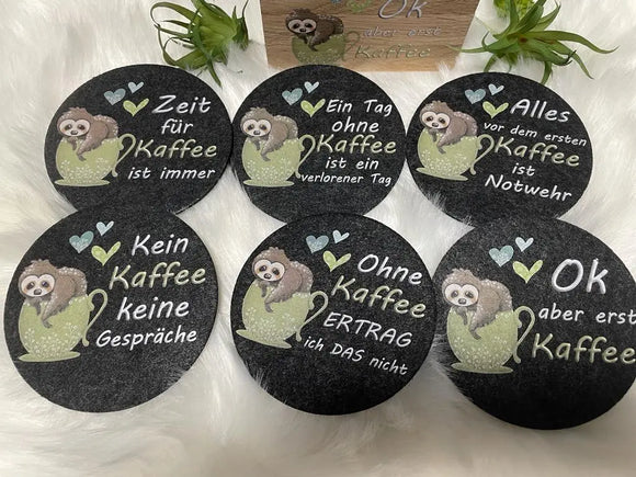 Kaffeeuntersetzer aus Filz mit Spruch „Ohne Kaffee, keine Frage“ – schwarzer Filz, weißer Text