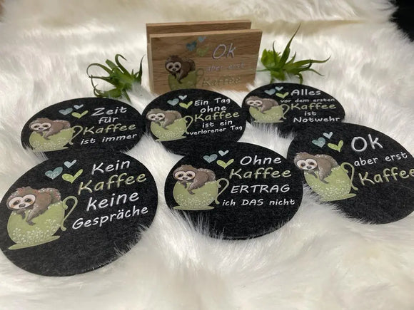 Hellgrauer Filz Untersetzer mit süßem Faultier und Spruch „Kein Kaffee, keine Motivation“