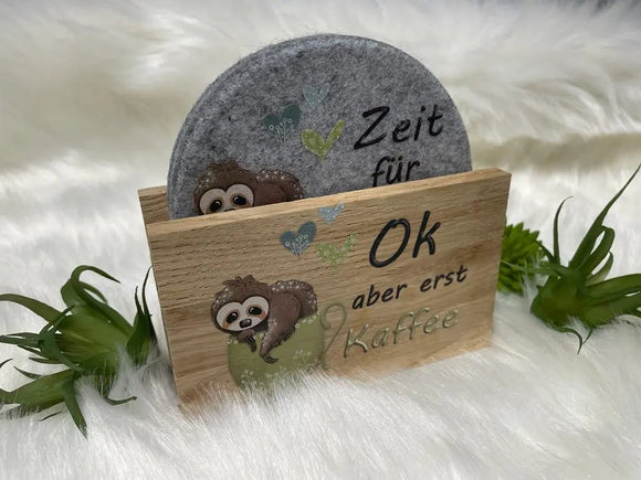 Witziger Filzuntersetzer „Ok, aber erst Kaffee“ mit Faultier in grünem Becher – humorvoll & liebevoll