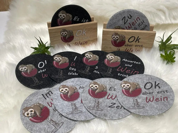 Aufbewahrungsbox aus Holz mit bedrucktem Spruch und Weinfaultier