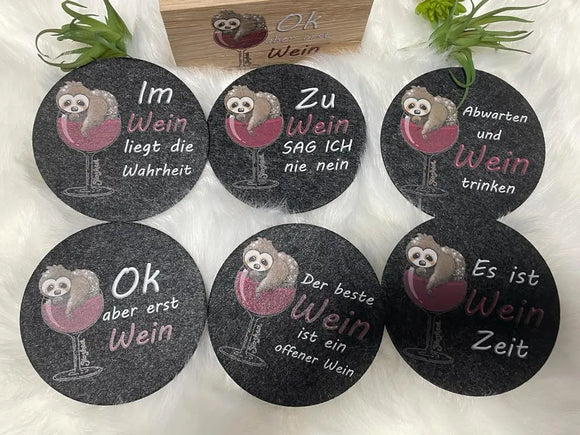 Runde Untersetzer mit süßem Faultier-Motiv im Weinglas – aus Filz