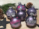 Set aus Weihnachtskugeln in Flieder mit Name & weihnachtlicher Verzierung