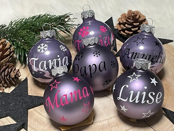 Set aus Weihnachtskugeln in Flieder mit Name & weihnachtlicher Verzierung